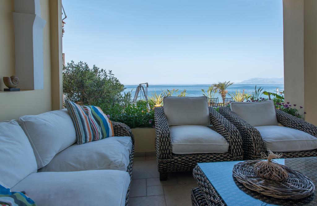 Diamante Beachfront Suites Ксилокастро Экстерьер фото